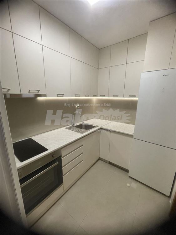 Izdaje se svetao 1,5 stan 40 m² – Voždovac, u b — 2