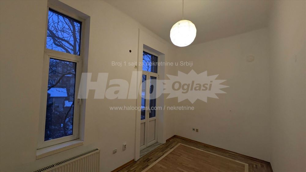Izdaje se svetao i funkcionalan poslovni prostor — 14