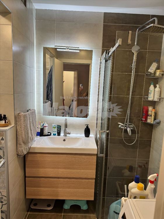 Izdaje se svetao trosoban stan od 75 m² kod Hrama — 5