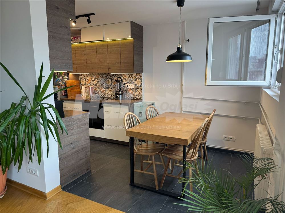 Izdaje se svetao trosoban stan od 75 m² kod Hrama — 12