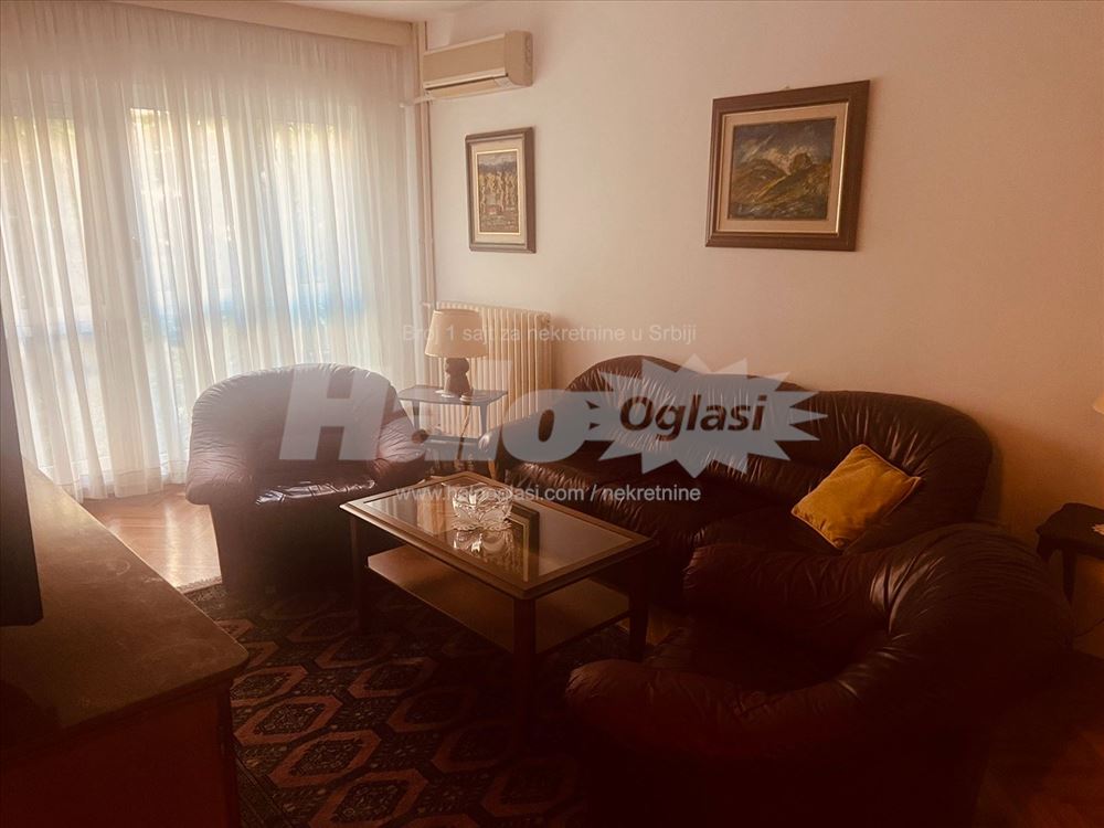Izdaje se trosoban stan u centru Beograda, Vračar — 2