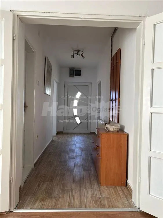 Izdaje se trosoban stan u Resniku — 11