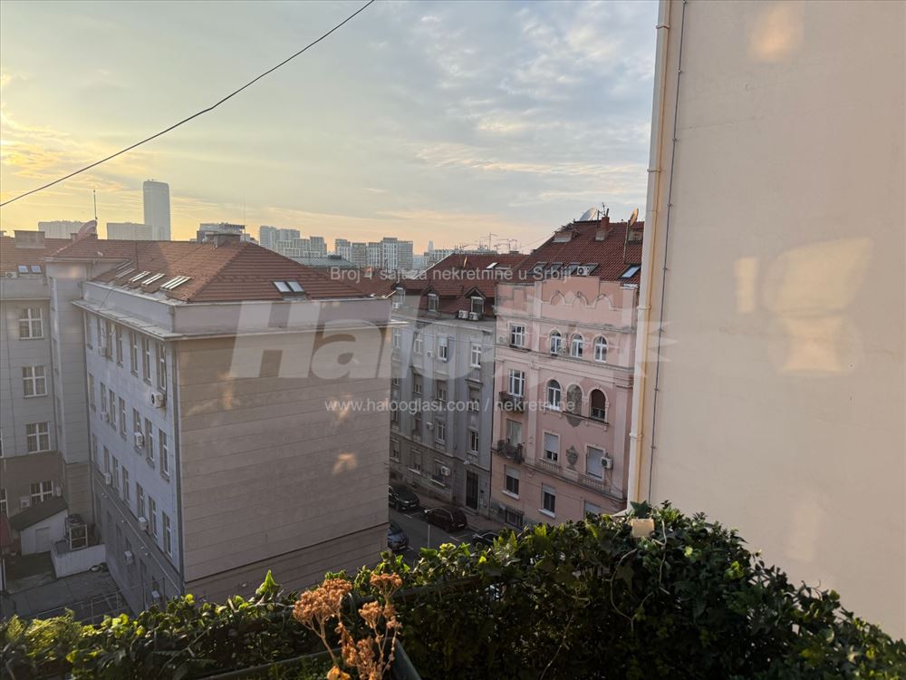 Izdaje se trosobni stan na period od 6 do 8 meseci — 10