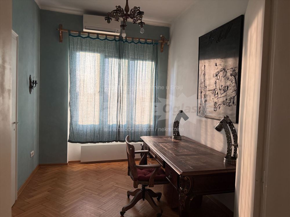 Izdaje se trosobni stan na period od 6 do 8 meseci — 12
