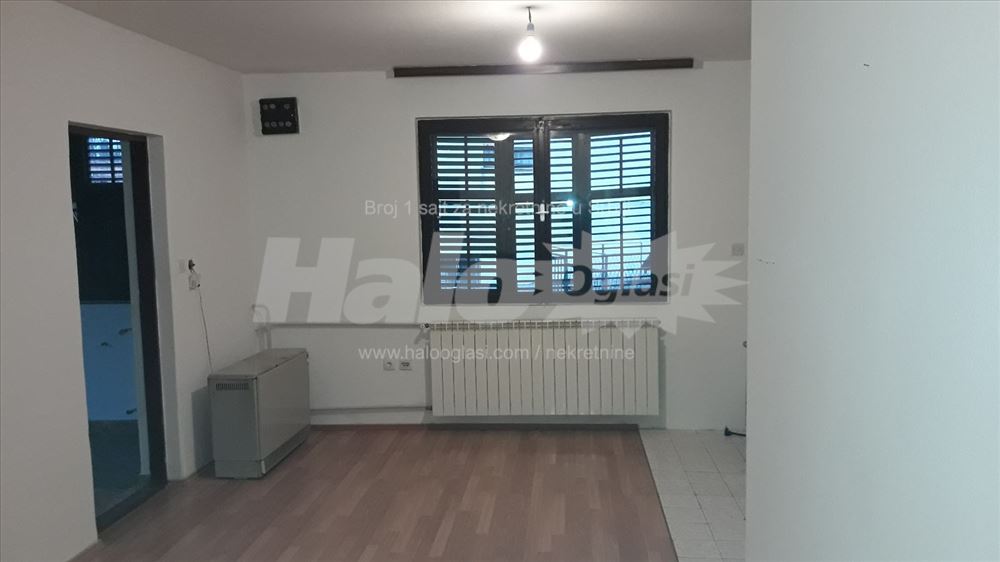 Izdaje se zasebna kuca sa delom dvorista — 3