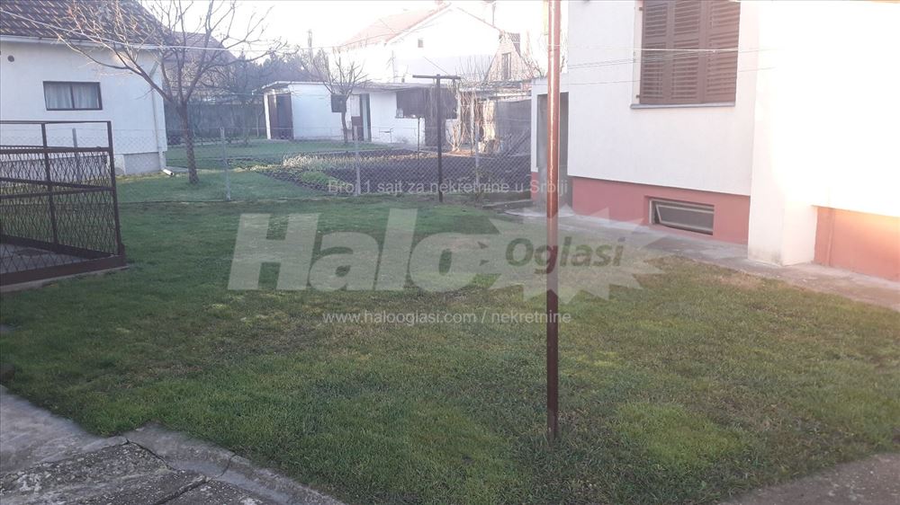 Izdaje se zasebna kuca sa delom dvorista — 8