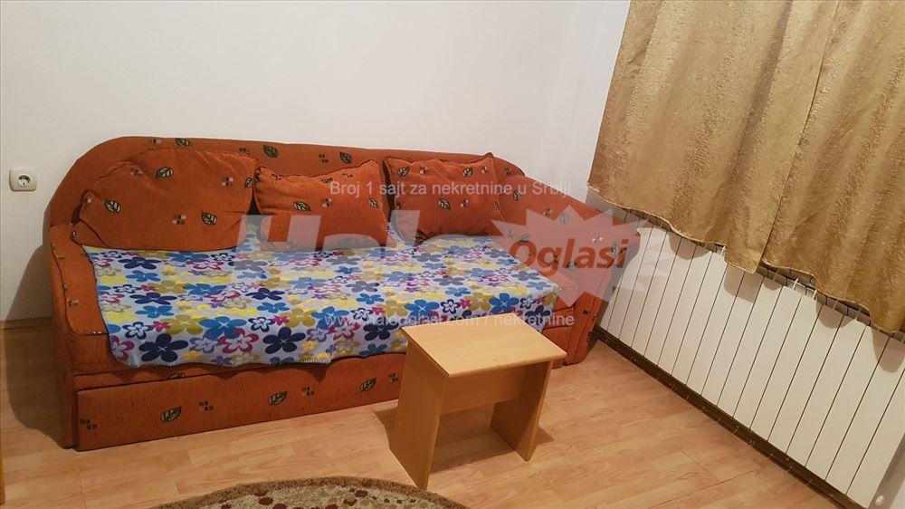 Izdajem 0,5 stan blizu Vukovog spomenika — 2