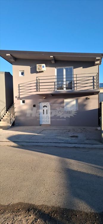 Izdajem 2 stana sa zasebnim ulazima — 2