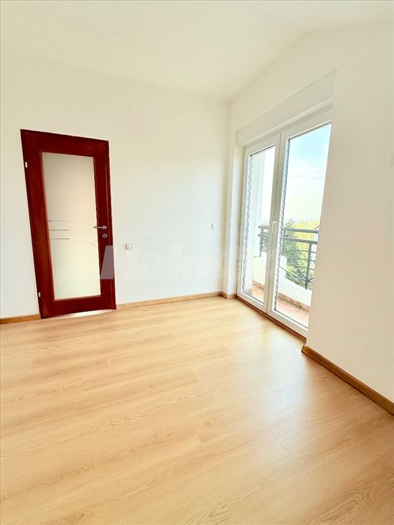 Izdajem 45m2, 72m2 i 64m2 u istoj zgradi — 10
