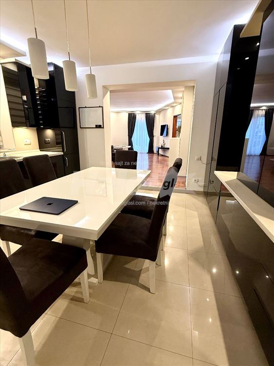 Izdajem 45m2, 72m2 i 64m2 u istoj zgradi — 11