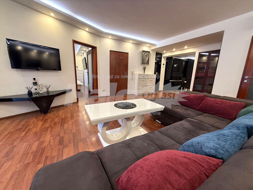 Izdajem 45m2, 72m2 i 64m2 u istoj zgradi — 12