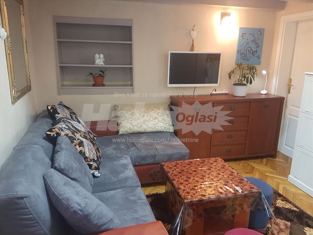 Izdajem CENTAR Stari grad 1,5 stan 42m2 Dečanska — 2