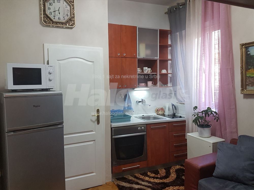 Izdajem CENTAR Stari grad 1,5 stan 42m2 Dečanska — 4