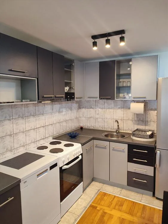 Izdajem dvoiposoban stan, Miljakovac 1 — 8