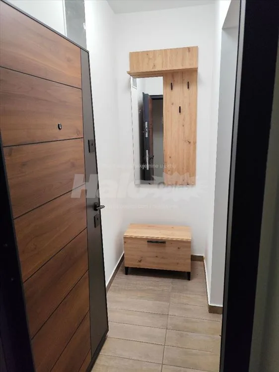 Izdajem dvoiposoban stan u Surčinu — 12