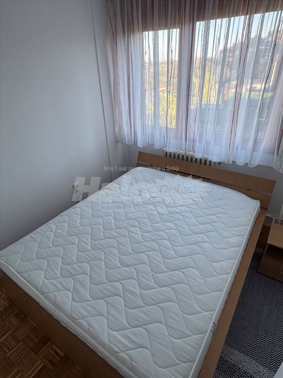 Izdajem dvoiposobni namesten stan na Banjici. Vlas — 8