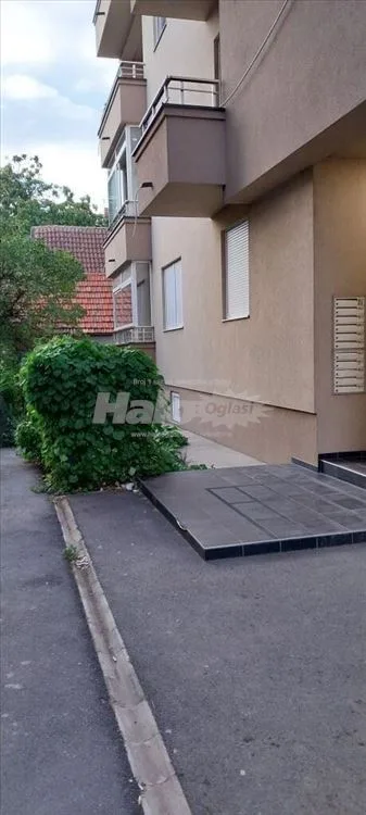 Izdajem dvosoban namesten useljiv stan u Borci — 2