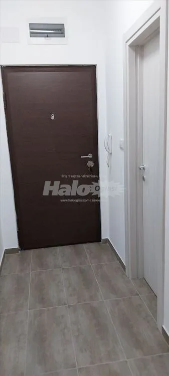 Izdajem dvosoban namesten useljiv stan u Borci — 3