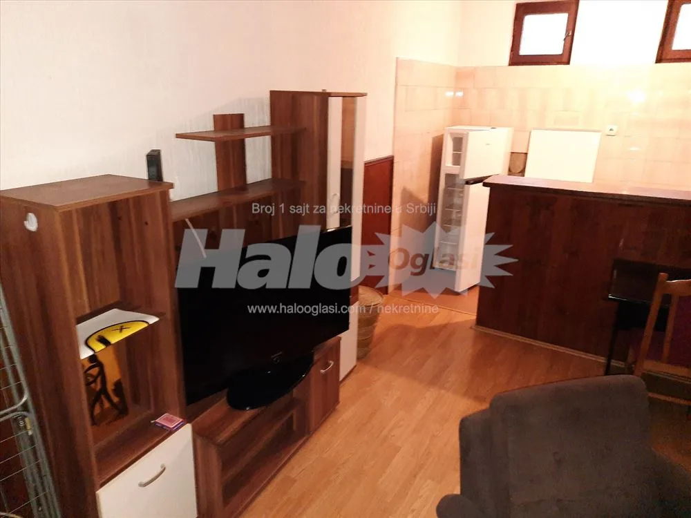 Izdajem dvosoban namešten stan u kući — 2