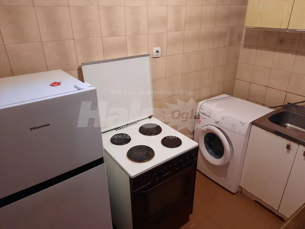 Izdajem dvosoban namešten stan u kući — 3