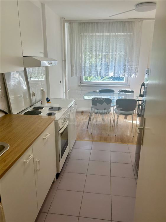 Izdajem dvosoban stan 55 m2, blok 34. — 2