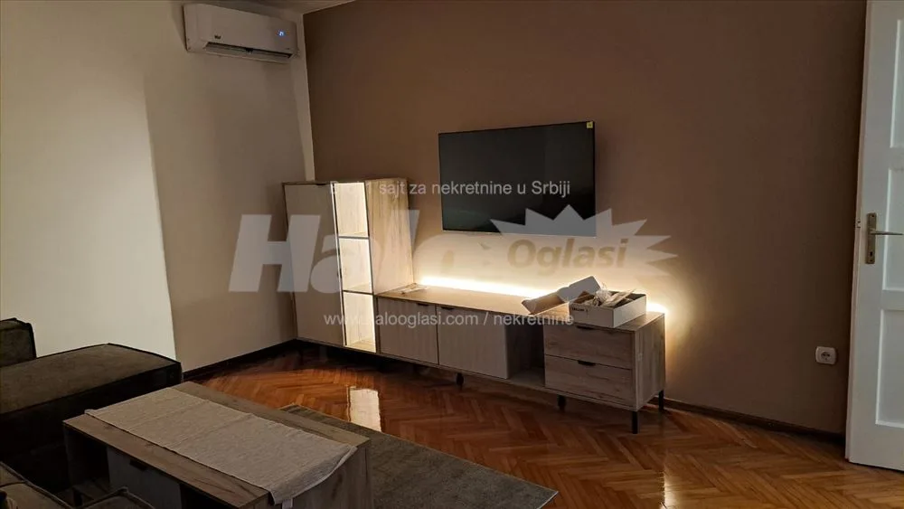 Izdajem dvosoban stan, potpuno renoviran — 3