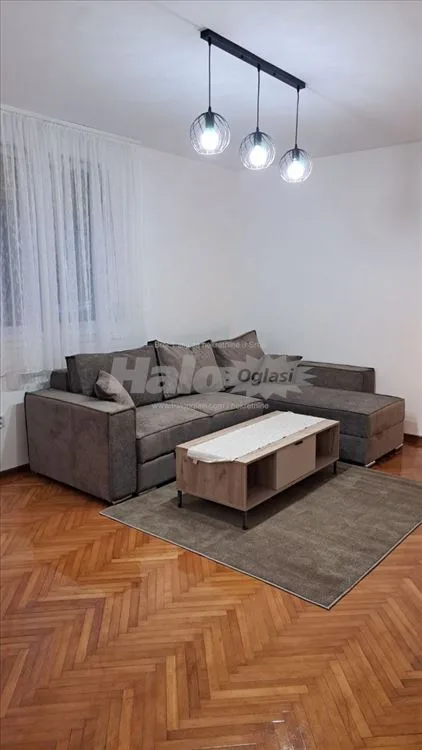 Izdajem dvosoban stan, potpuno renoviran — 4
