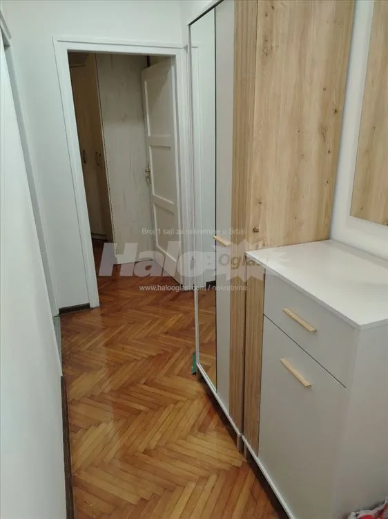 Izdajem dvosoban stan, potpuno renoviran — 12
