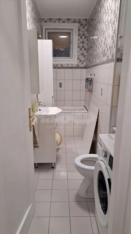Izdajem dvosoban stan, potpuno renoviran — 13
