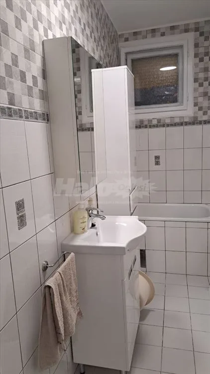 Izdajem dvosoban stan, potpuno renoviran — 14