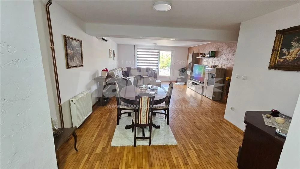 Izdajem četvorosoba stan u Zemunu — 2