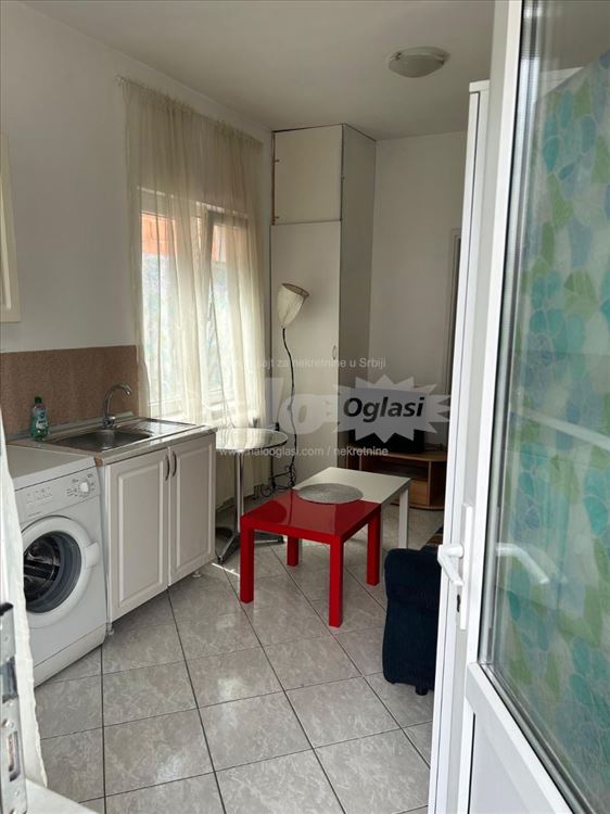 Izdajem garsonjeru 18m2, nameštena, odmah useljiva — 3