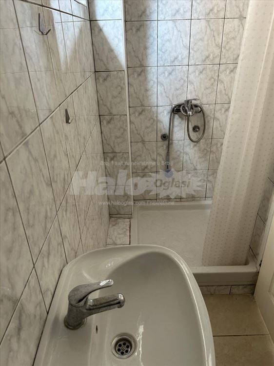 Izdajem garsonjeru 18m2, nameštena, odmah useljiva — 5