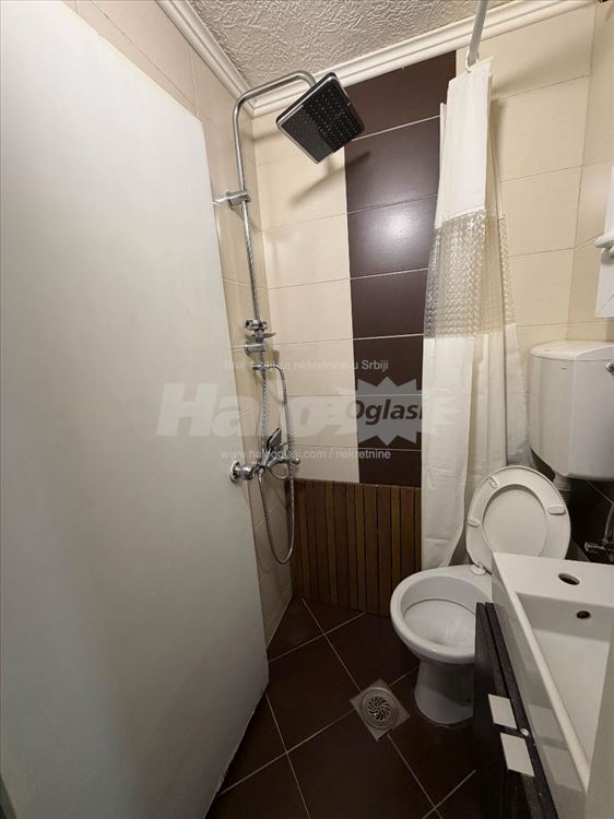 Izdajem garsonjeru 28 m2 u Krunskoj, Vračar — 2
