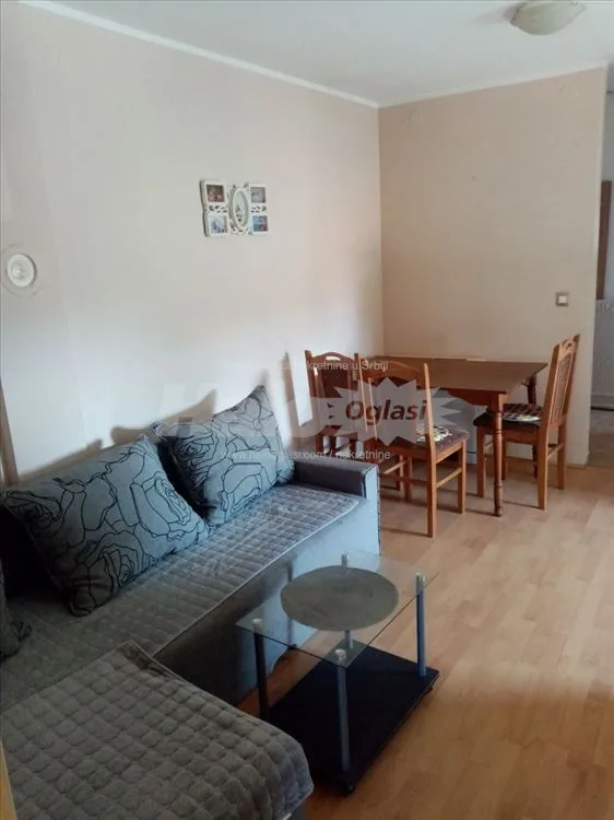 Izdajem jednoiposoban stan i garsonjeru — 2