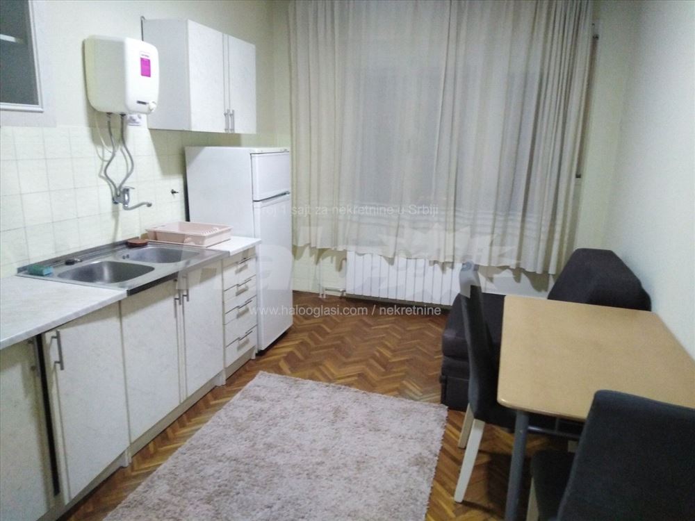 Izdajem  jednoiposoban stan u Zemunu — 10