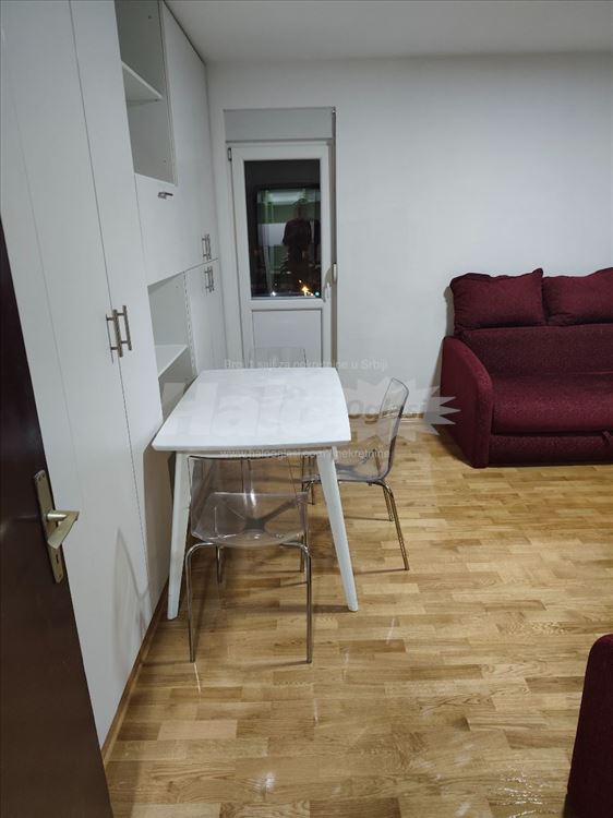 Izdajem jednosoban stan na Bežanijskoj kosi — 9
