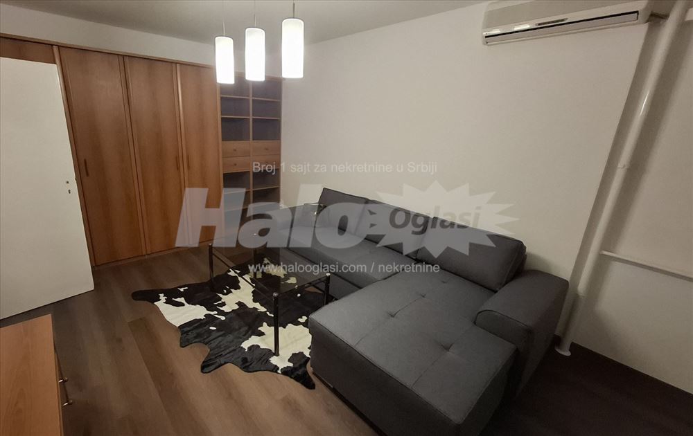 Izdajem jednosoban stan na Karadjordjevom trgu — 4