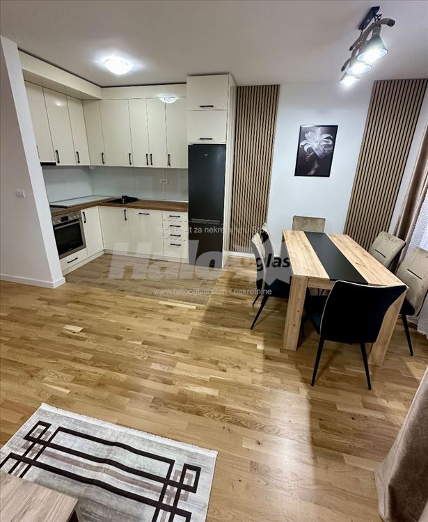 Izdajem jednosoban stan,43m2,namešten,nov — 10