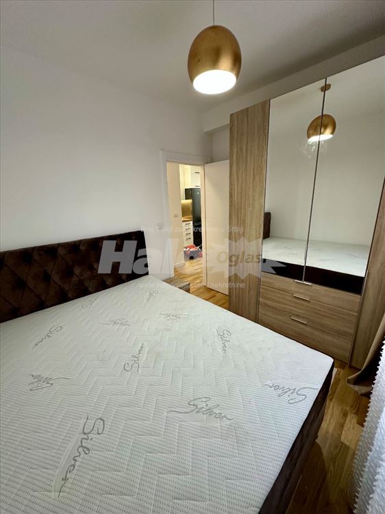 Izdajem jednosoban stan,43m2,namešten,nov — 12