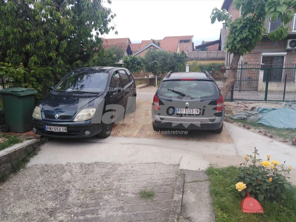 Izdajem kompletno namešten stan — 12