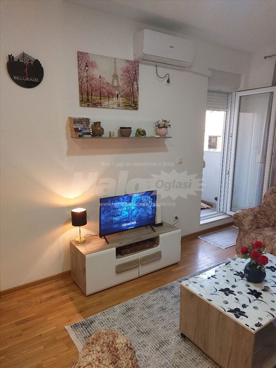 Izdajem kompletno namešten stan, novogradnja. — 2