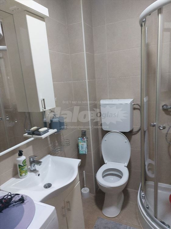 Izdajem kompletno namešten stan, novogradnja. — 7