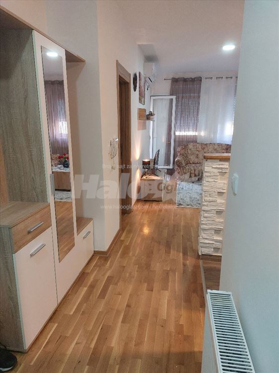 Izdajem kompletno namešten stan, novogradnja. — 13