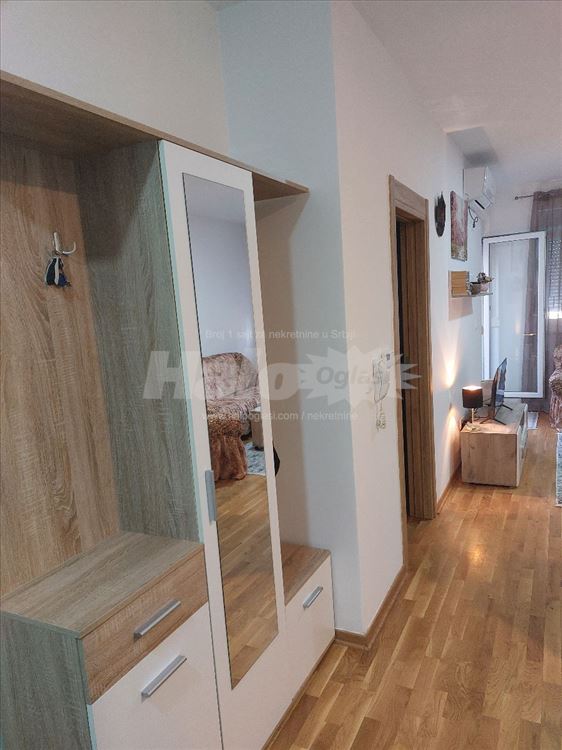 Izdajem kompletno namešten stan, novogradnja. — 14