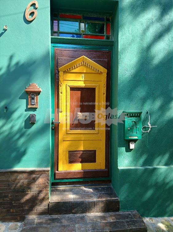 Izdajem kucu sa 10 apartmana — 2