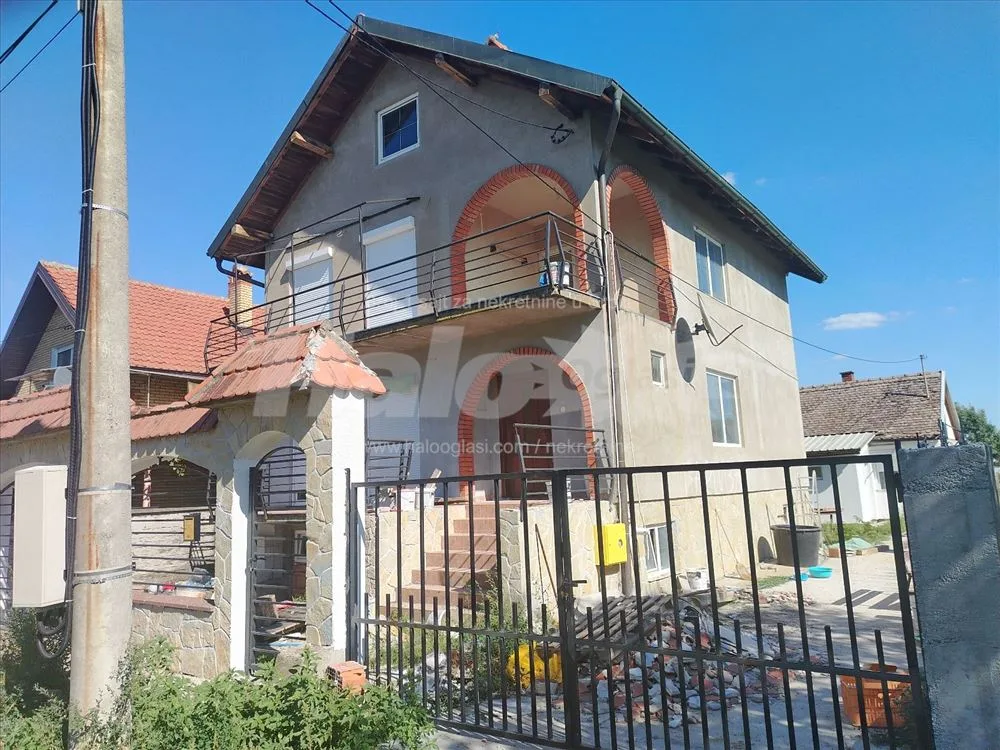 Izdajem kucu u Boljevcima kod surcina — 2