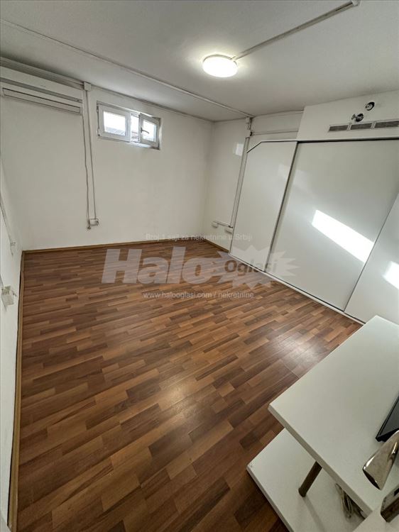 Izdajem lokal / poslovni prostor 43m2 u Savskoj — 2