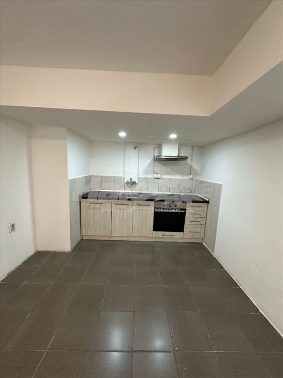 Izdajem lokal / poslovni prostor 43m2 u Savskoj — 8