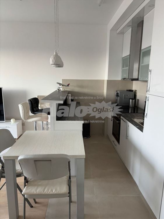 Izdajem luksuzan stan 60m², A Blok, Novi Beograd — 2